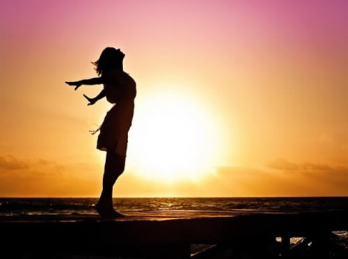 Silueta de mujer de perfil al atardecer